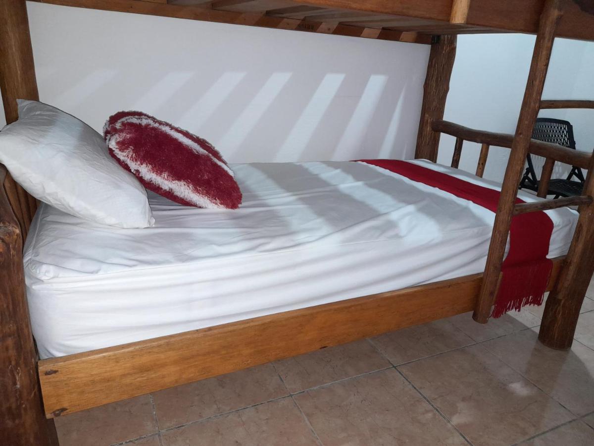 Hostal Blood Moon Рио-Дульсе Экстерьер фото