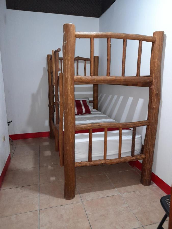 Hostal Blood Moon Рио-Дульсе Экстерьер фото