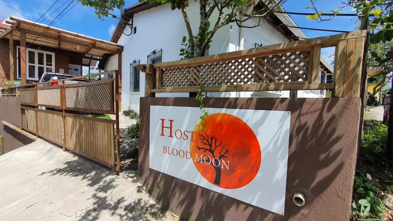 Hostal Blood Moon Рио-Дульсе Экстерьер фото